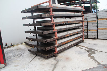養豬場混凝土漏糞板放于鋼架上推入養護室